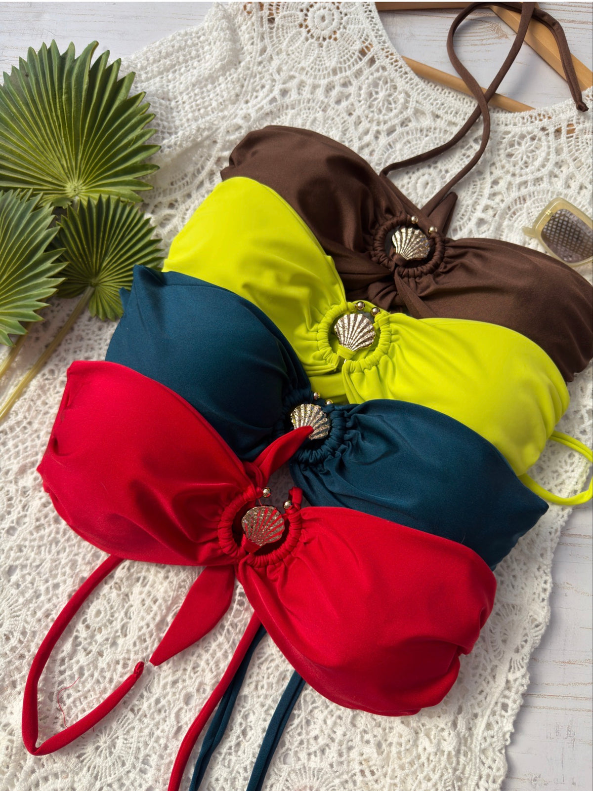 Top de bikini strapless concha decorativa aguacate