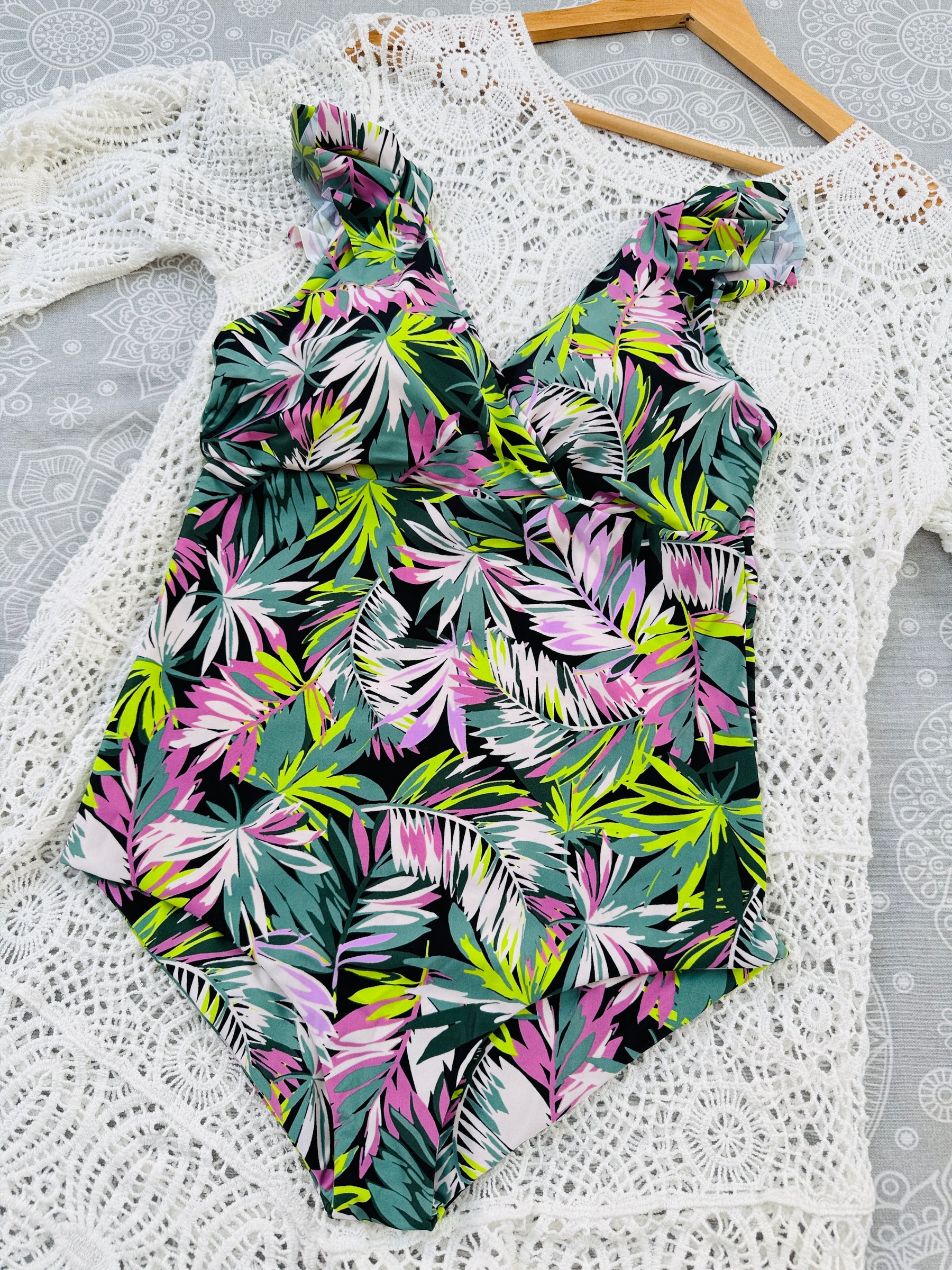 Traje de baño Margaret hojas negras y pistacho