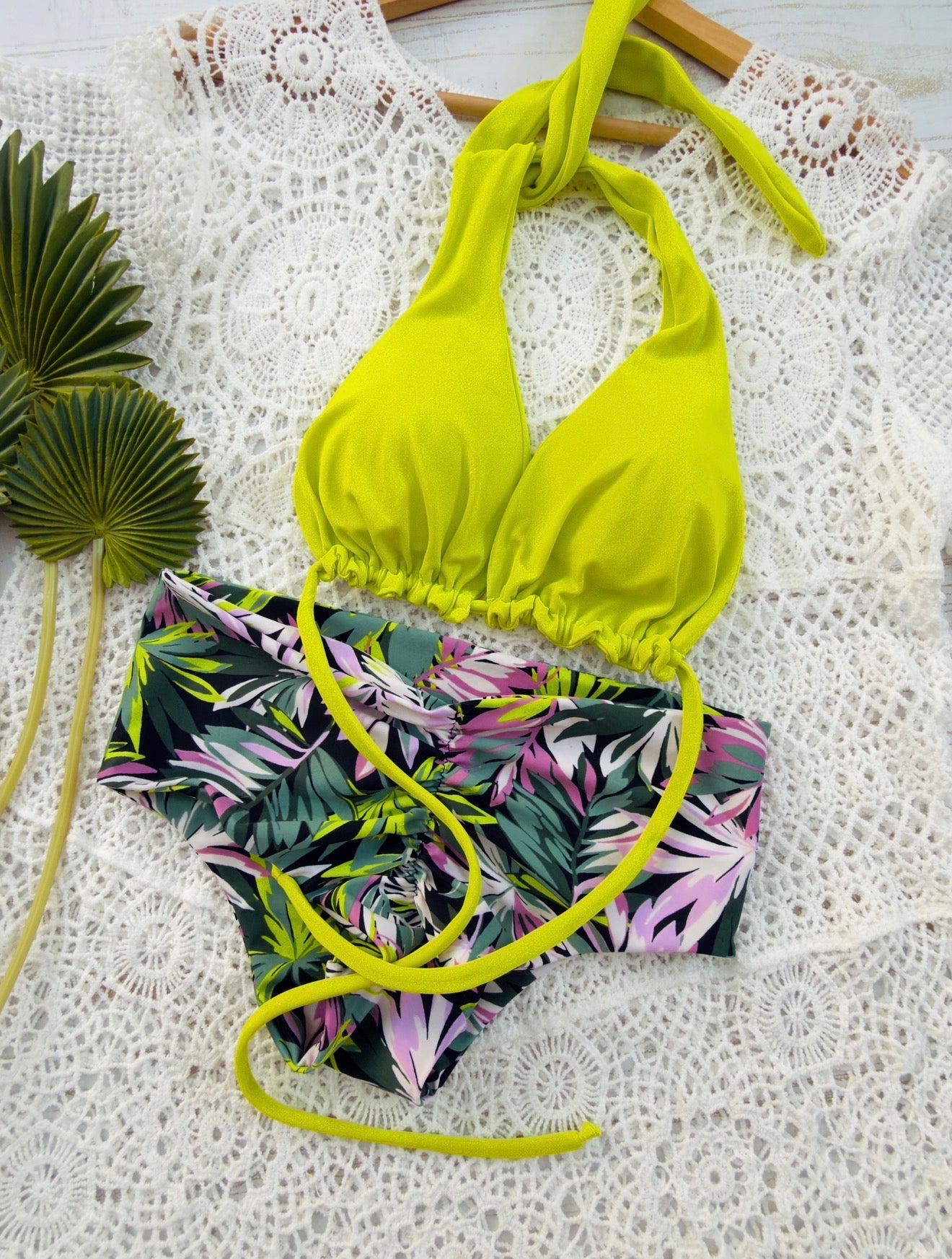Conjunto bahía tanga fitness pistacho y flores
