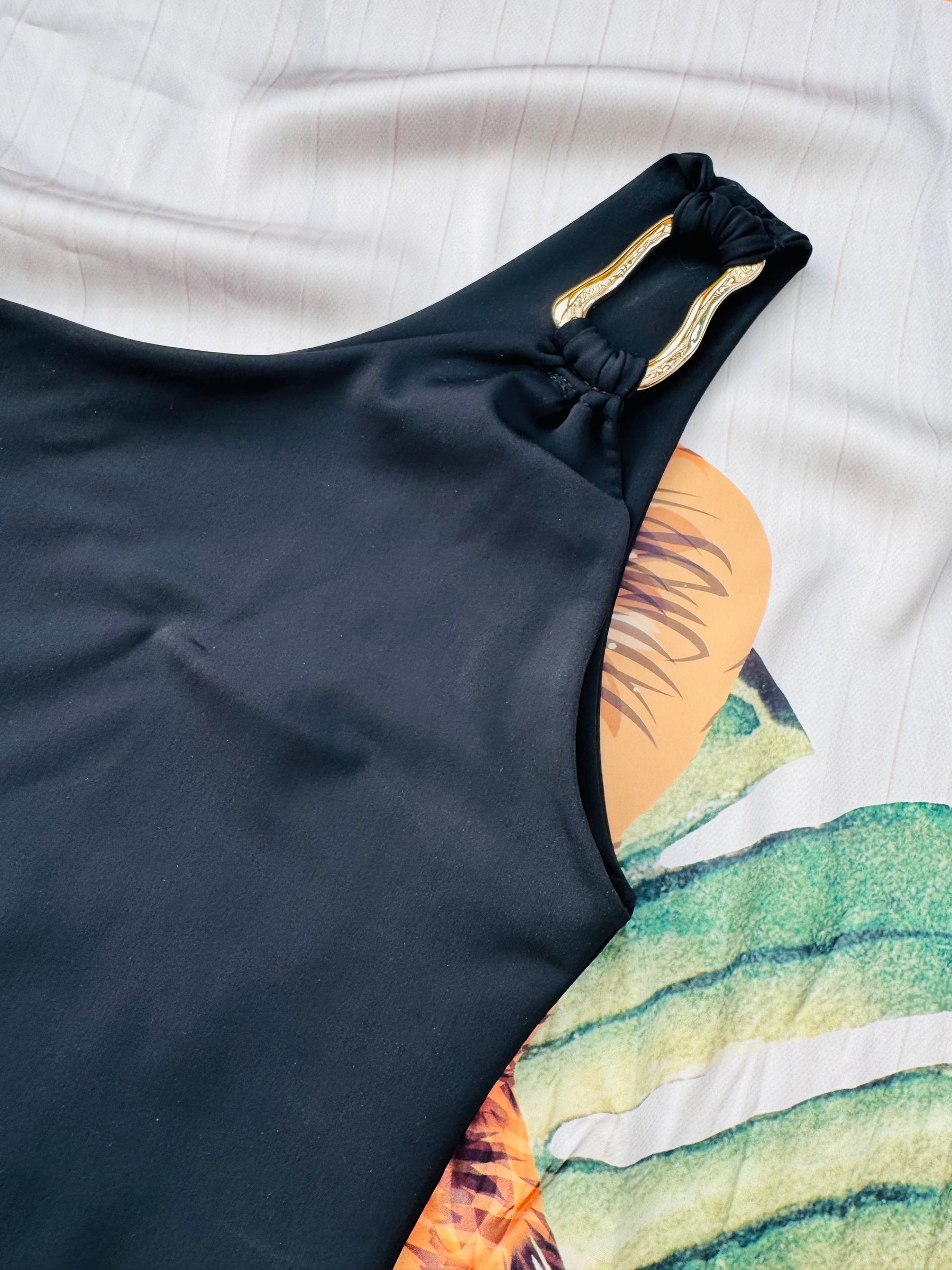 Traje de baño kaway asimétrico hebilla dorada negro