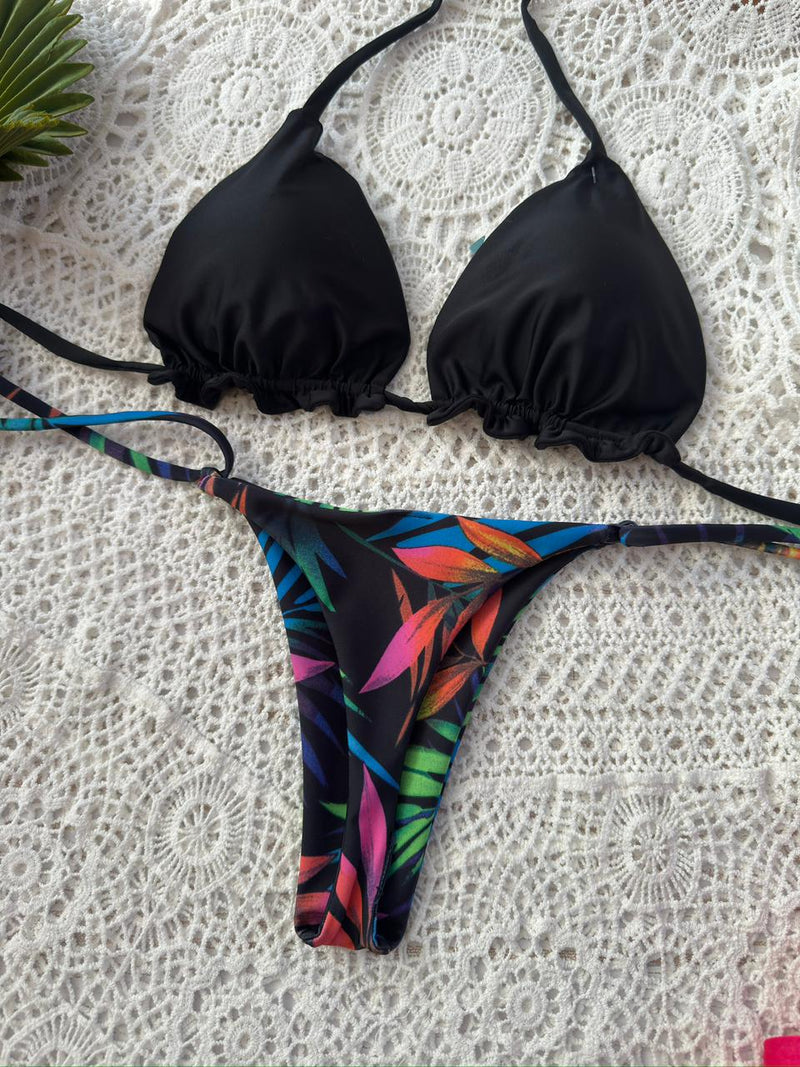Conjunto Ibiza negro, tanga brasilera de amarres hojas tricolor