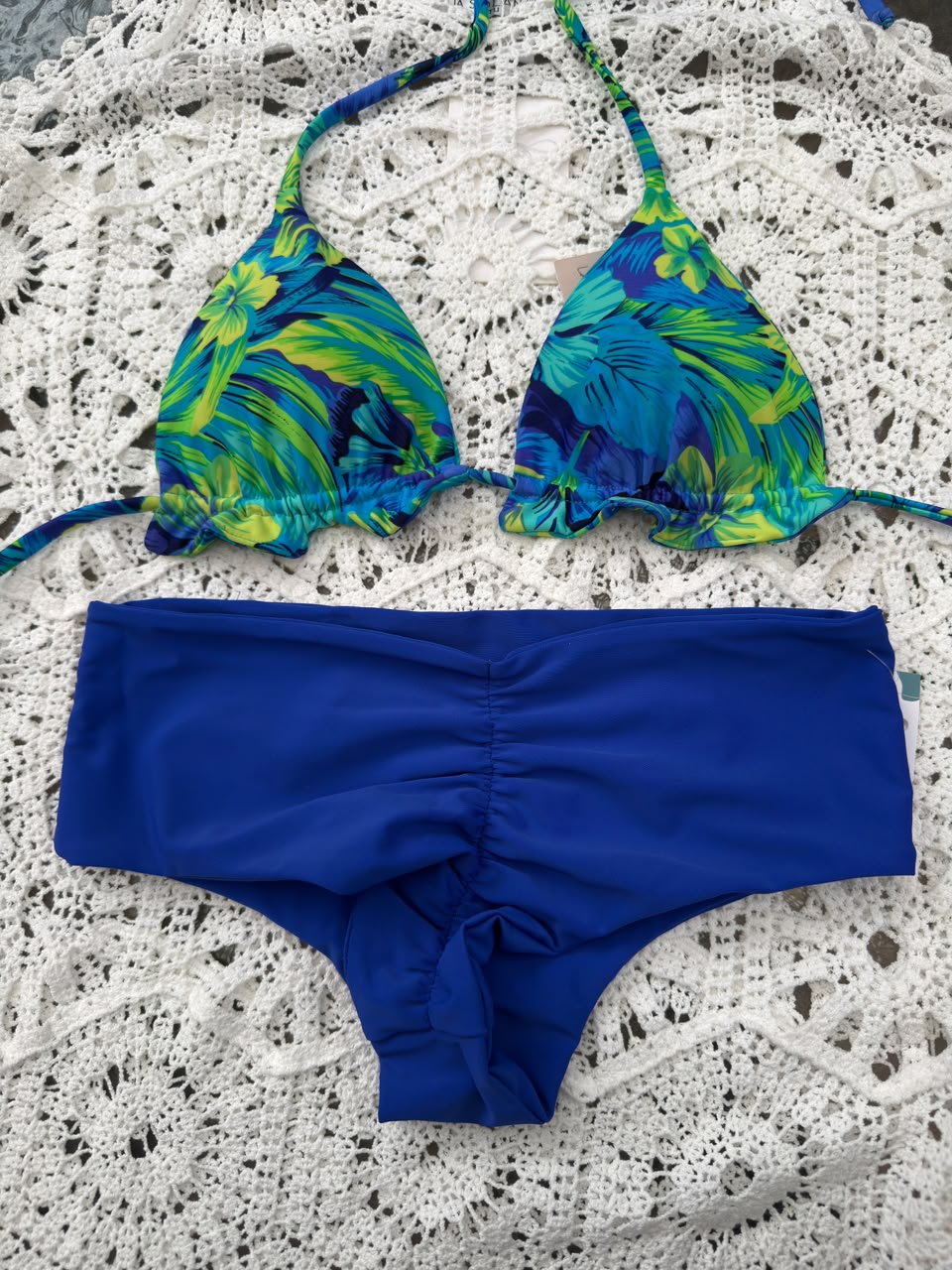 CONJUNTO BIKINI IBIZA FLORES NEON TANGA FITNESS TM AZUL ELECTRICO
