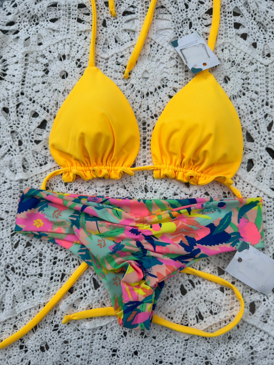 Conjunto ibiza amarillo tanga fitness flores neon