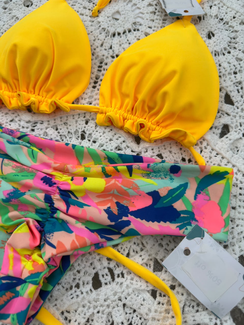 Conjunto ibiza amarillo tanga fitness flores neon