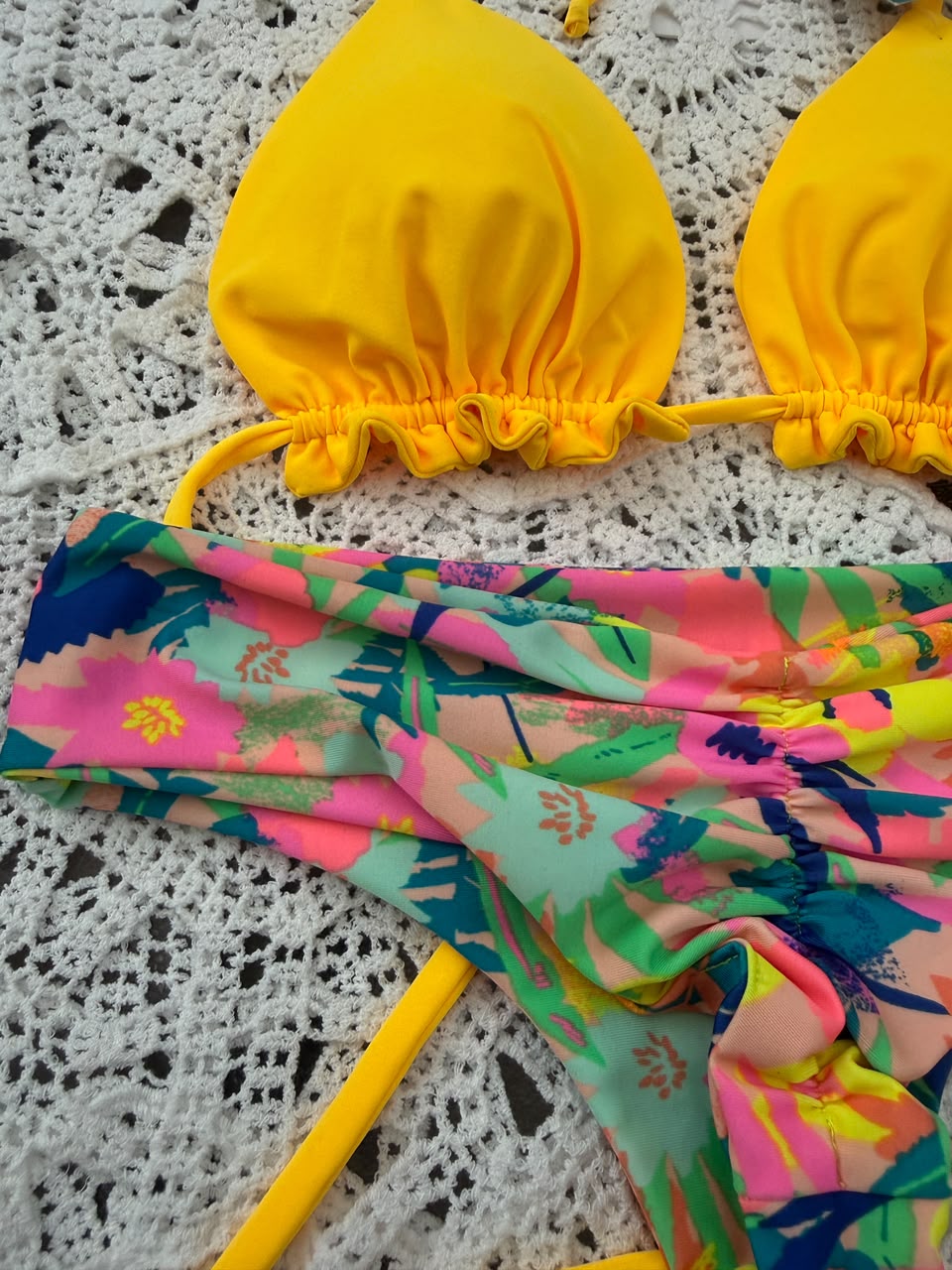 Conjunto ibiza amarillo tanga fitness flores neon