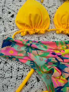 Conjunto ibiza amarillo tanga fitness flores neon