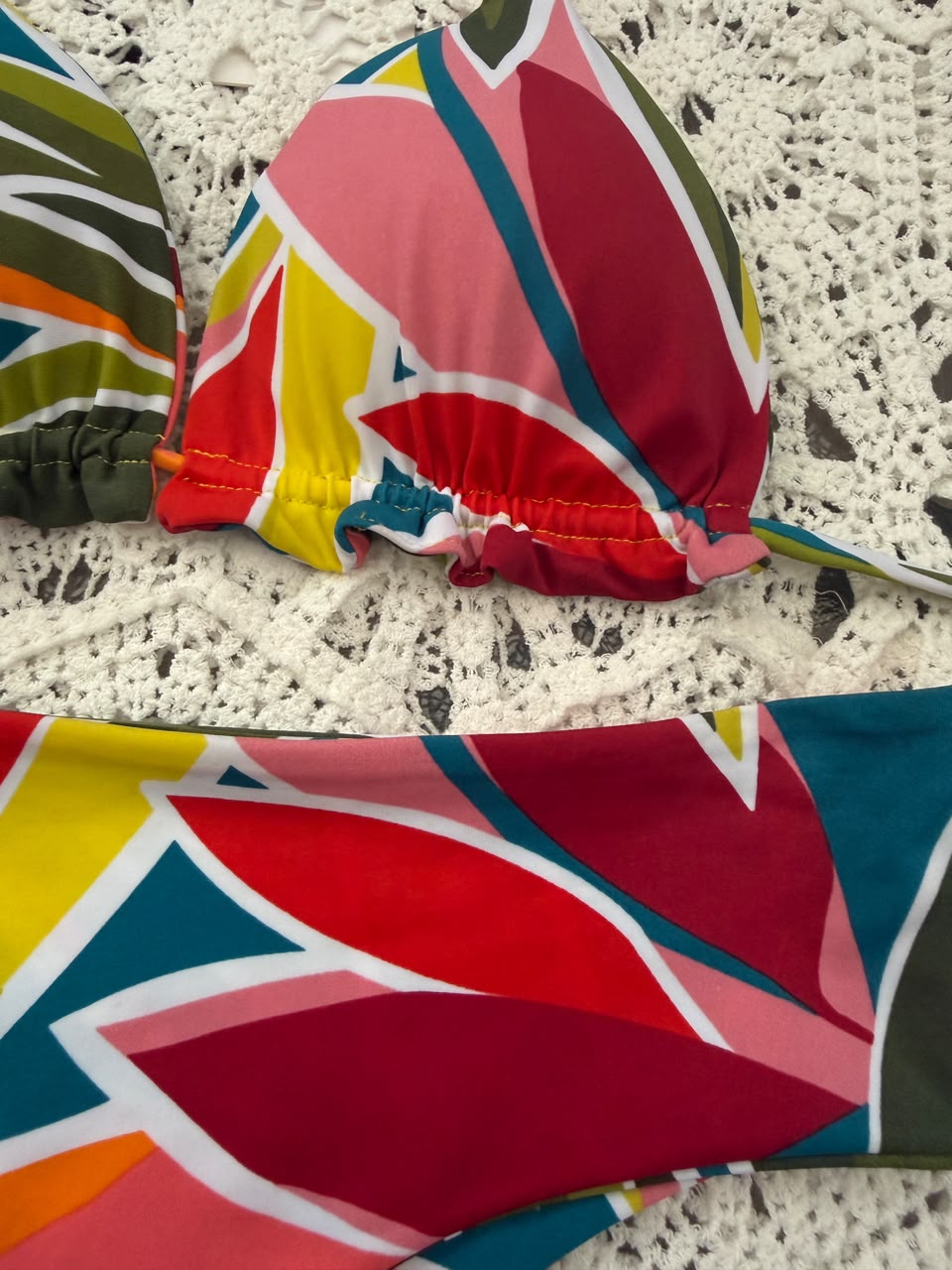 Conjunto ibiza tanga brasil tiro medio hojas de colores
