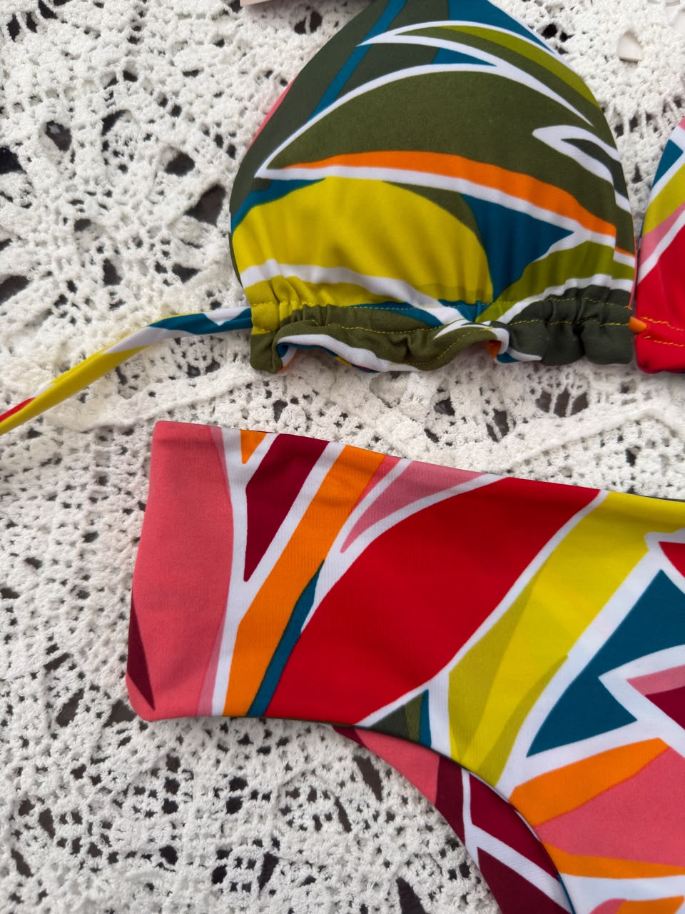 Conjunto ibiza tanga brasil tiro medio hojas de colores