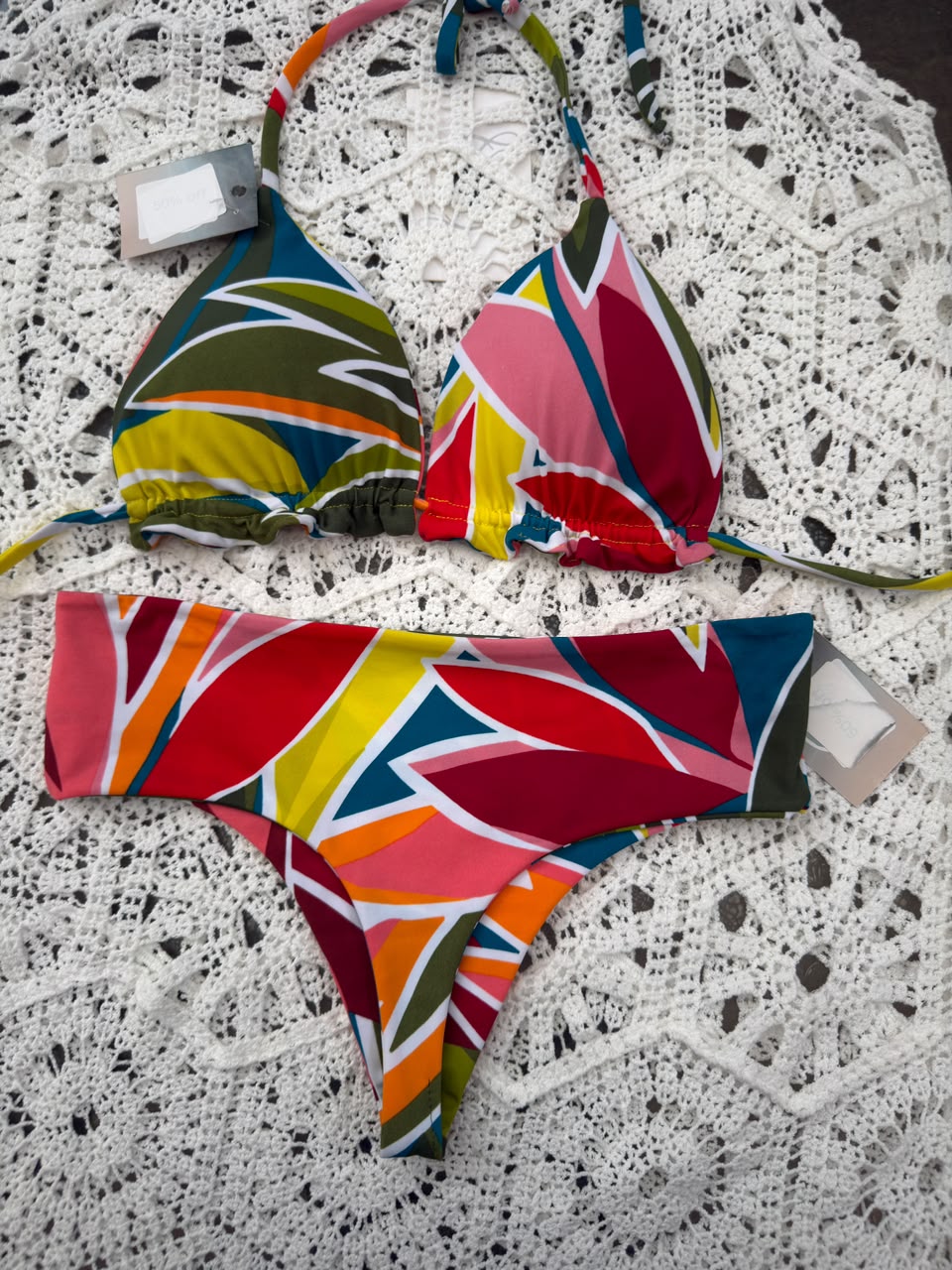 Conjunto ibiza tanga brasil tiro medio hojas de colores