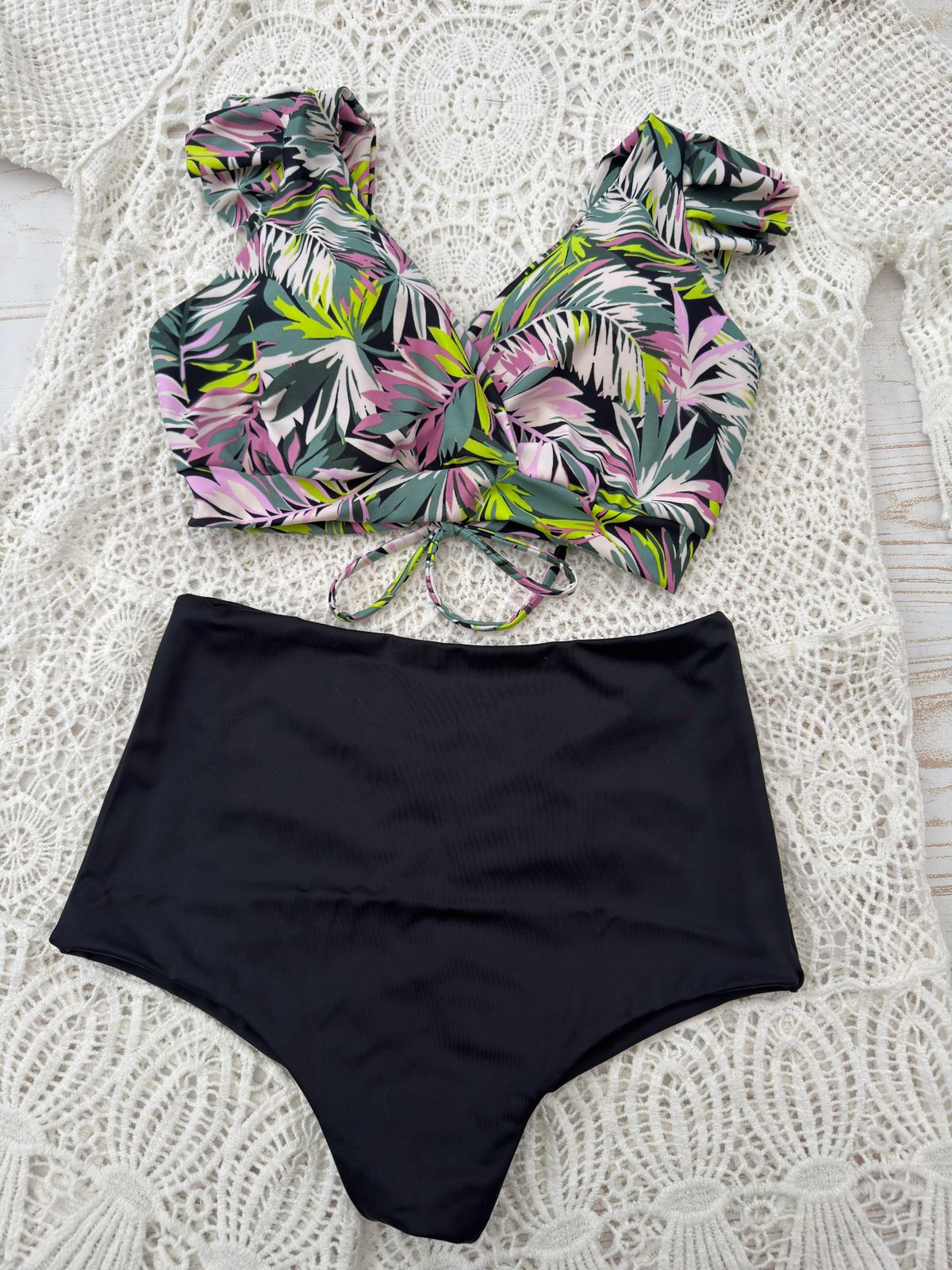 Conjunto Margaret hojas Tanga tiro alto negro