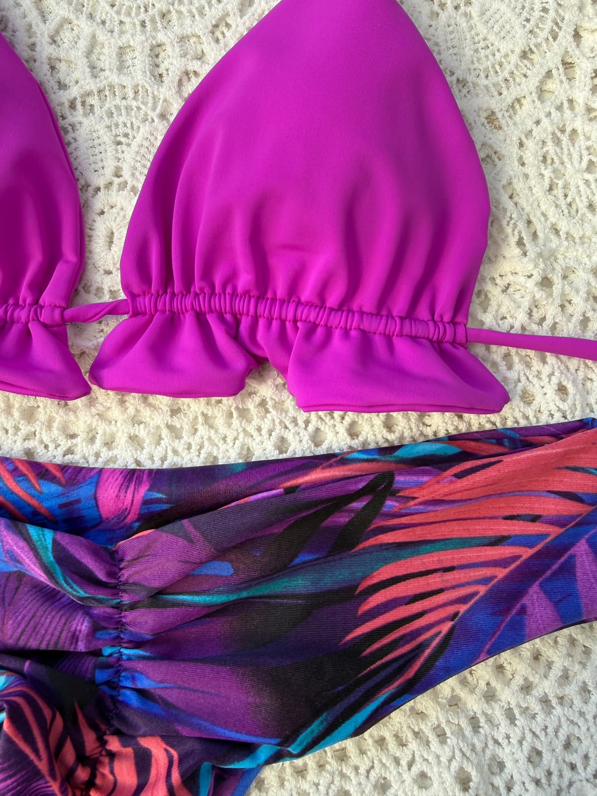 Conjunto ibiza magenta tanga fitness tiro bajo hojas moradas