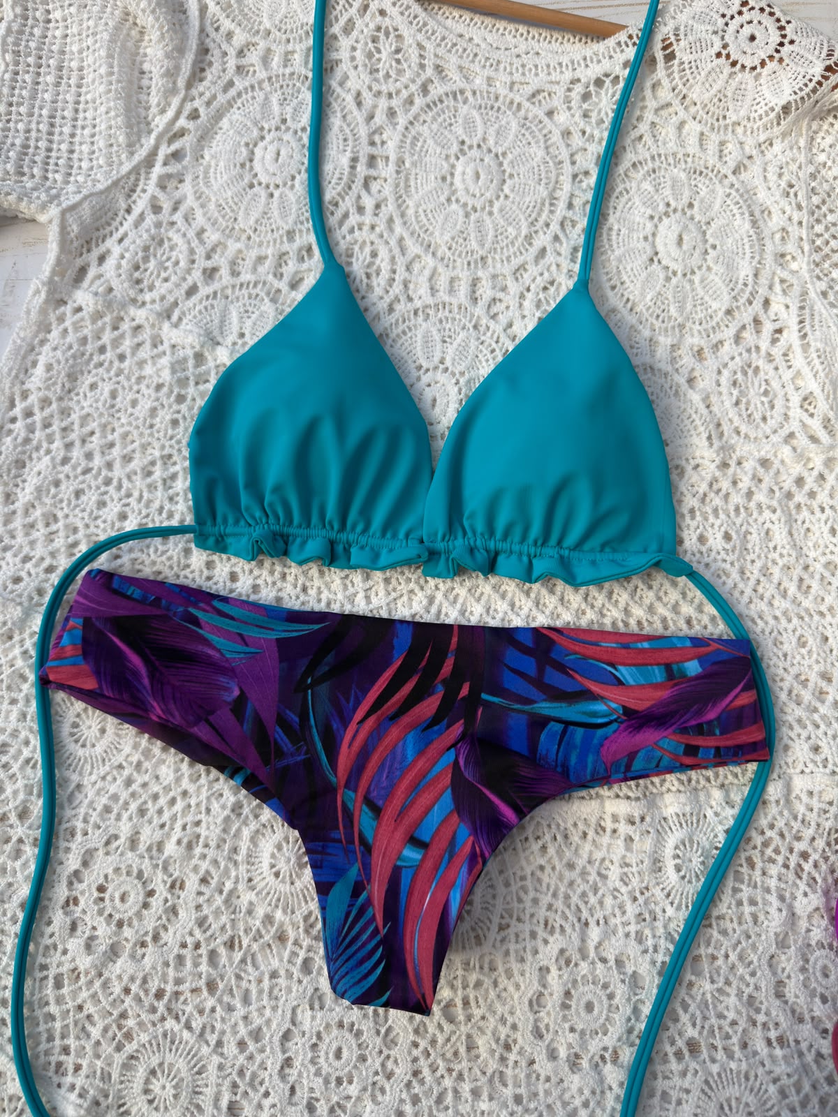 Conjunto Ibiza turquesa tanga fitness tiro bajo hojas moradas