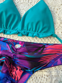 Conjunto Ibiza turquesa tanga fitness tiro medio hojas moradas