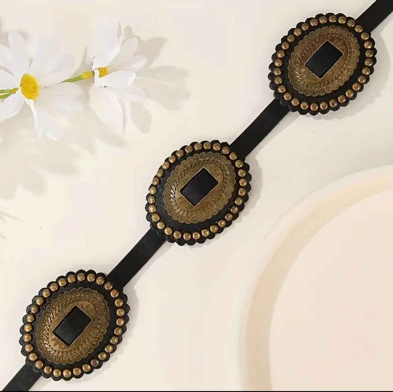 Cinturon bohemio vintage tachas doradas correa negra