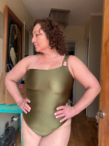 Traje de baño entero Kaway hebilla dorada oasis glam verde militar