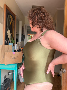 Traje de baño entero Kaway hebilla dorada oasis glam verde militar
