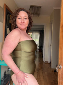 Traje de baño entero Kaway hebilla dorada oasis glam verde militar